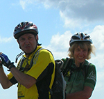 voyageurs à vélo souriants