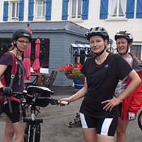 trois femmes, 1 vélo, une maison aux volets bleus