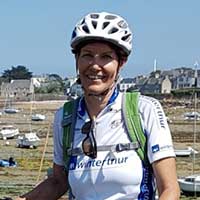 voyageuse à vélo bord de mer