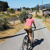 voyageuse à vélo habillée en rose