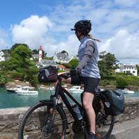 femme voyage à vélo en Bretagne