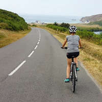 femme à vélo sur route témoigne