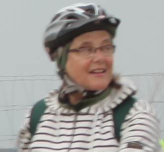 femme avec un casque voyage à vélo