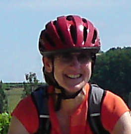 femme à vélo en casque rouge témoigne