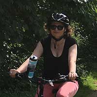 femme habillée en noir à vélo
