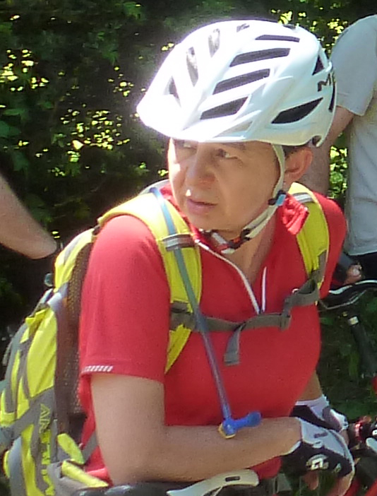femme habillée en rouge avec un casque blanc