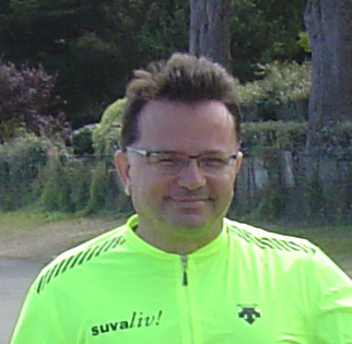homme en veste jaune fluo voyage à vélo