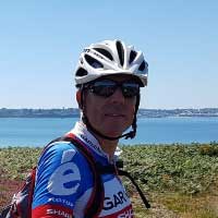 voyageur à vélo devant la mer
