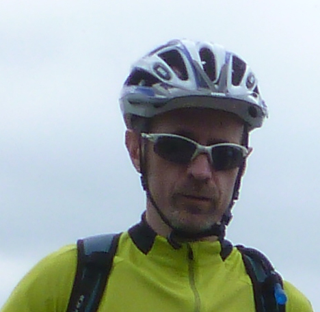 voyageur en t-shirt jaune et casque blanc