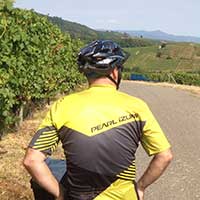 voyageur à vélo dans les vignes