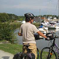 voyageur à vélo en bord de canal
