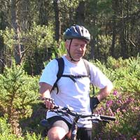 homme en t-shirt blanc à vélo