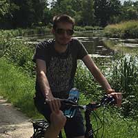 cycliste en bord de canal