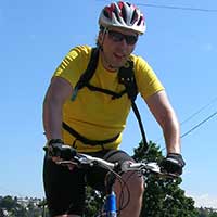 homme habillé en jaune à vélo