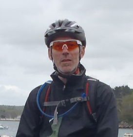 portrait d'un homme avec casque et lunettes