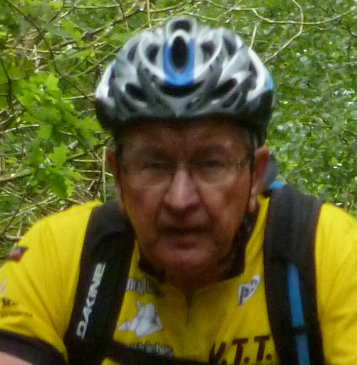 cycliste en t-shirt jaune