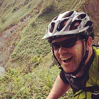 homme souriant voyage à vélo