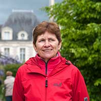 femme habillée en rouge