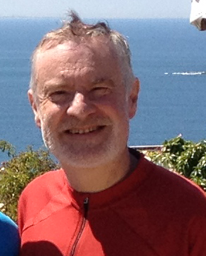 homme souriant en t-shirt rouge
