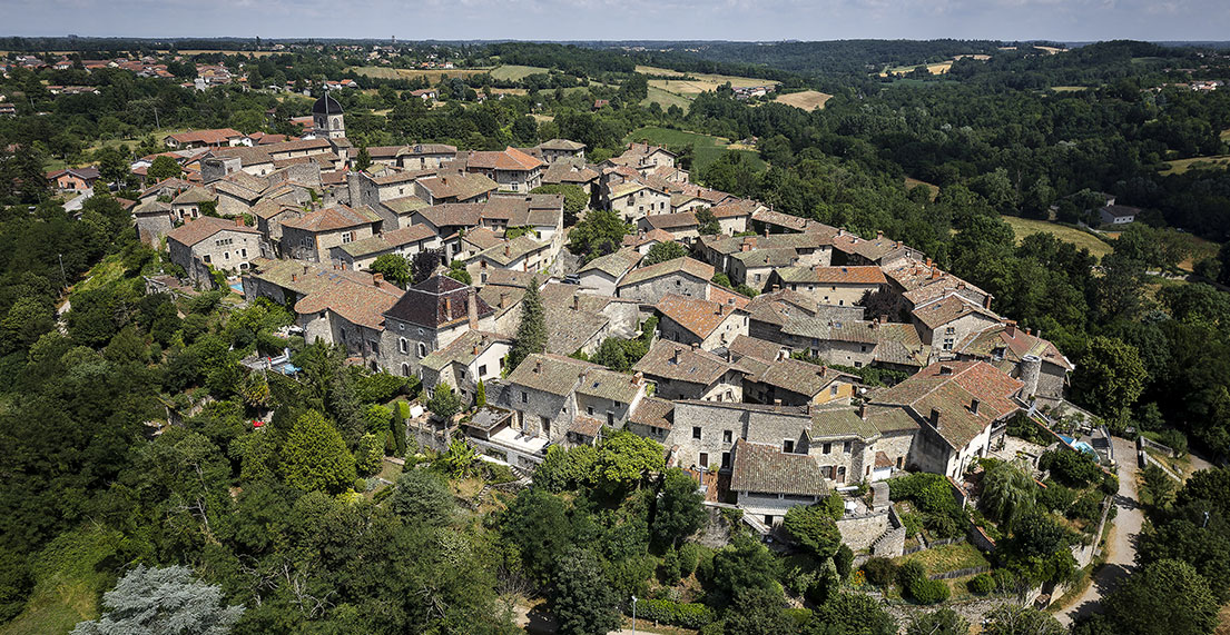 Village médiéval fortifié entouré de verdure