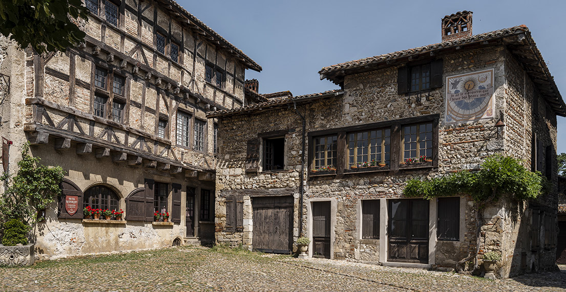 Les maisons à pants de bois d'un petit village médiéval