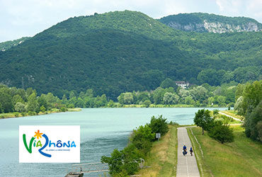 Le Rhone, collines forestières, 2 cyclistes sur la Viarhôna