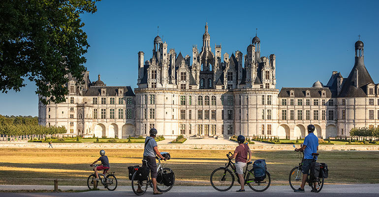 Groupe de cyclotouristes face à Chambord