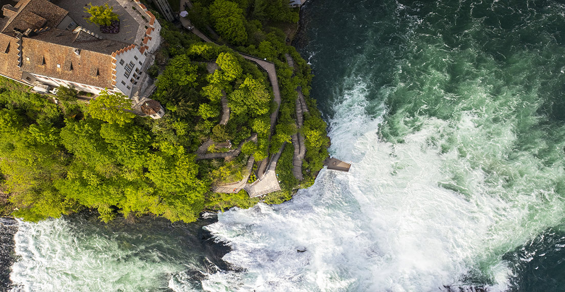 Vue aerienne sur les chutes d'eau du rhin