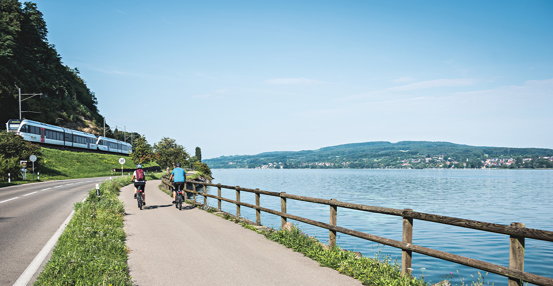 Un couple de cycliste se promene le long des rives du lac