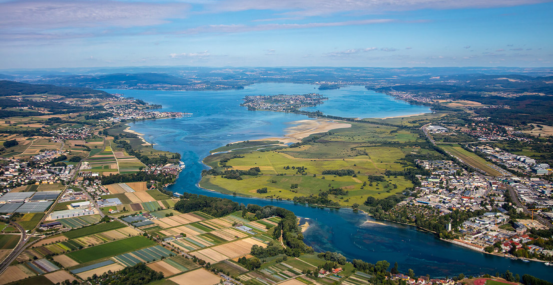 Vue aerienne du lac de constance enture de champs de verdure