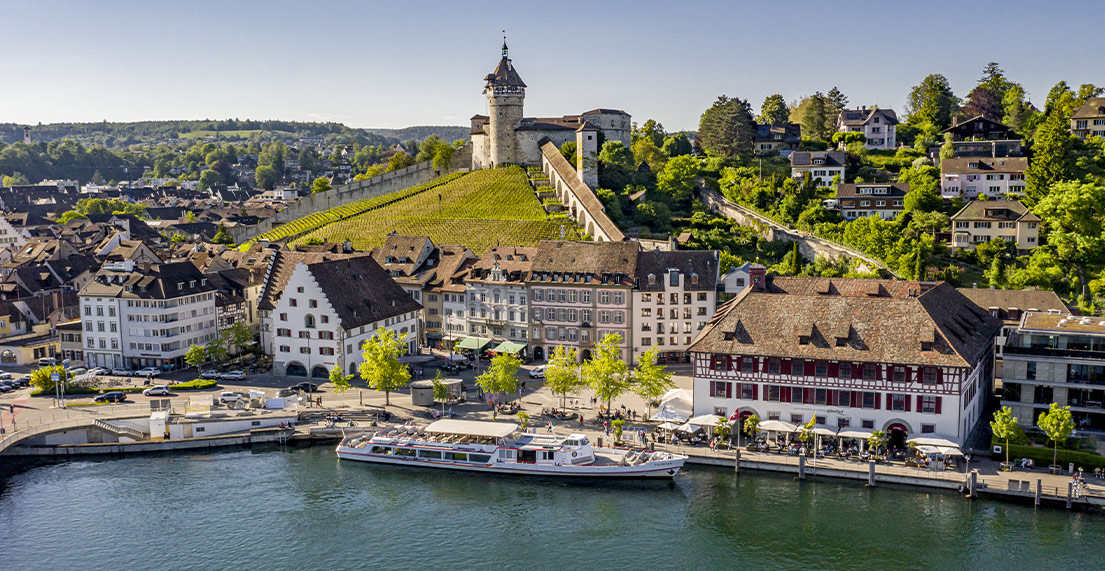 Village typique suiis au bord d'un lac