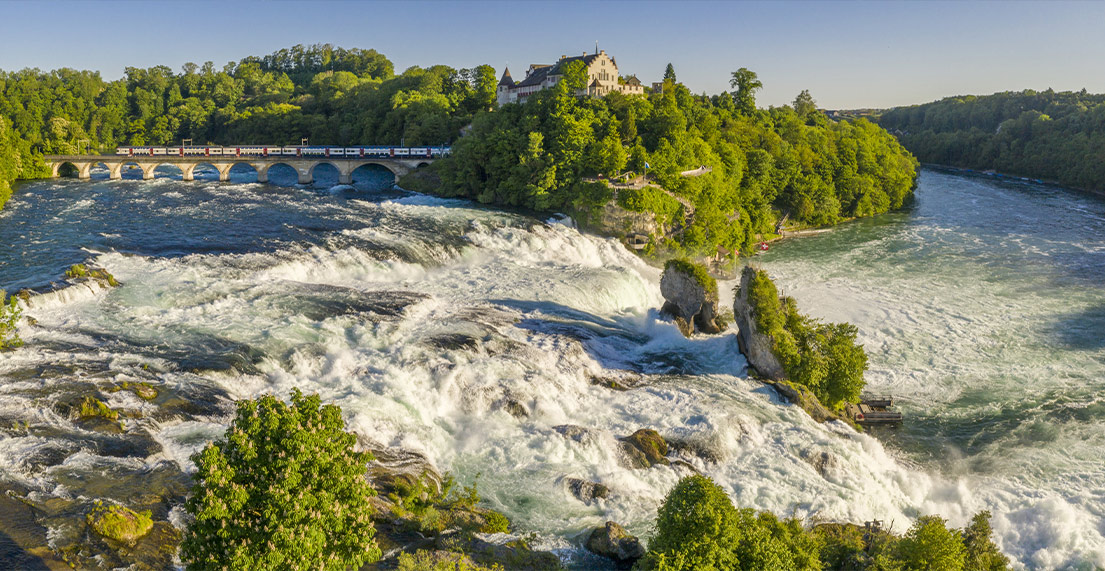 Vue aerienne sur les chutes d'eau du rhin
