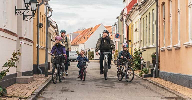 Famille à vélo sur l'île de Fyn au Danemark
