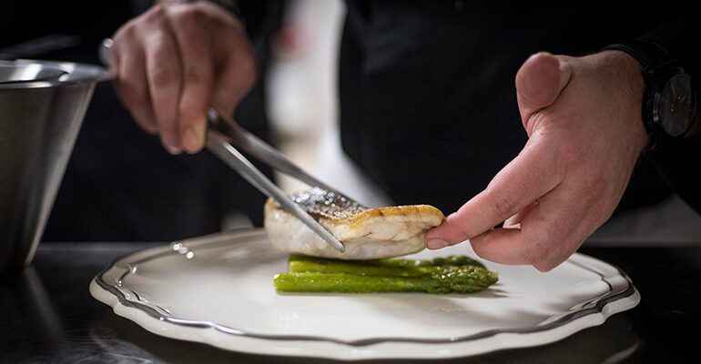 Dressage d'une assiette au restaurant des Hauts de Loire