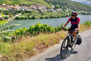 Cycliste le long du Douro