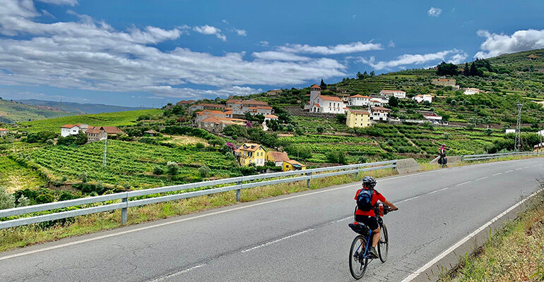 Cyclotouriste dans la vallée du Douro au Portugal