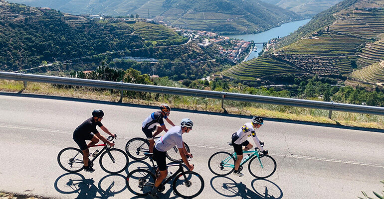 Cyclistes dans la Vallée du Douro