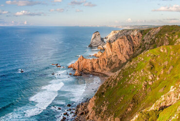 Falaise de la côte sauvage portugaise au moment de l'heure d'or