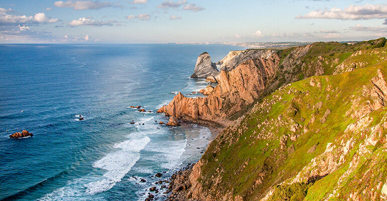 Falaise de la côte sauvage portugaise au moment de l'heure d'or