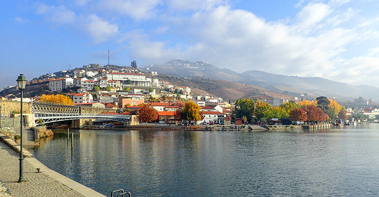 Vue sur la ville le long du Douro au Portugal