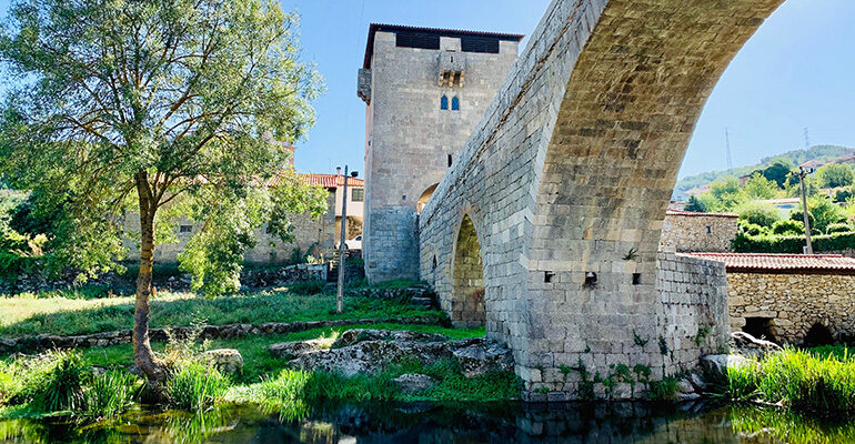 Pont en pierre dans la Vallée du Douro