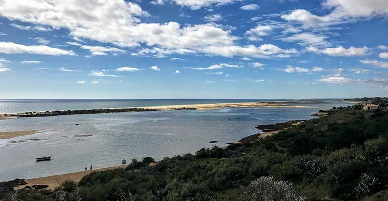 Vue sur la mer dans la région de l'Algarve