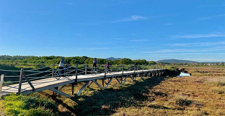 Famille à vélo dans la région de l'Algarve