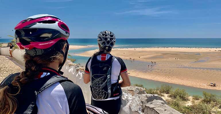Cyclistes devant la mer dans la région de l'Algarve