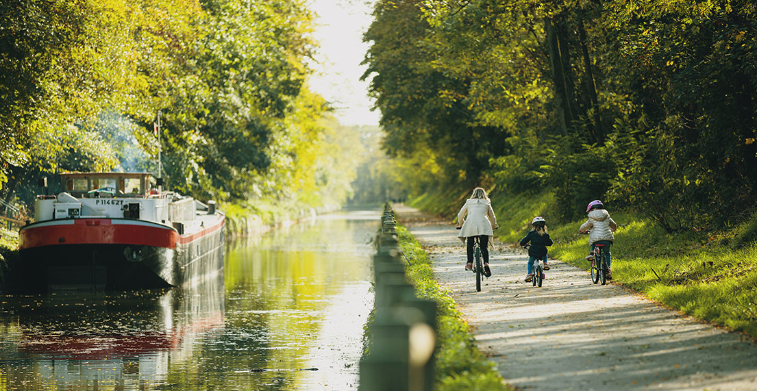 Une famille de cycliste roule le long du canal de Bourgogne