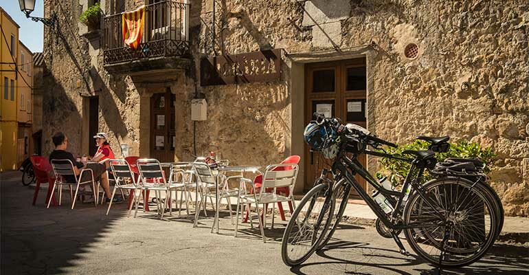 Vélo dans un village dans l'Emporda en Catalogne