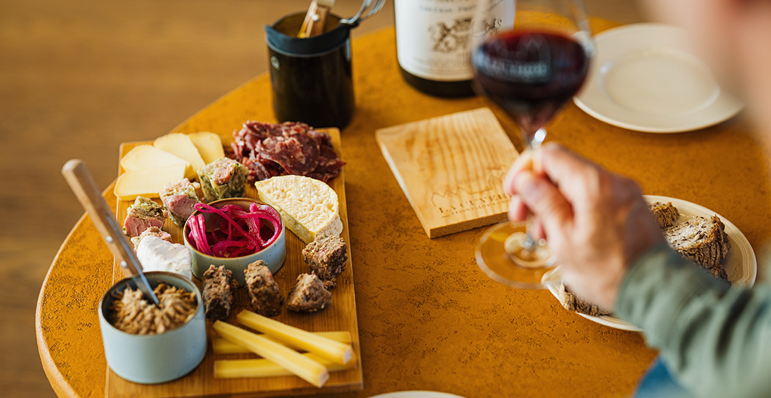 Une table proposant une planche de fromages et vins a deguster
