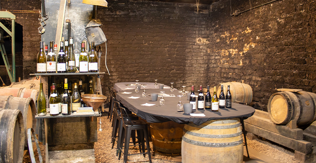 Une degustation de vins dans une cave