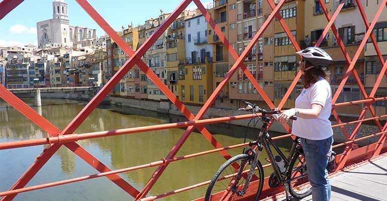 Vélo sur le pont de Girone