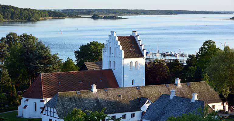 Vue sur une église sur l'Île de Fyn